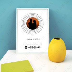 Lyrics + Spotify kodlu poster – seçdiyiniz mahnının sözləri, foto və kod ilə fərdiləşdirilmiş A4/A5 çərçivəli dekor. Memorita imzası ilə unikal və emosional hədiyyə.